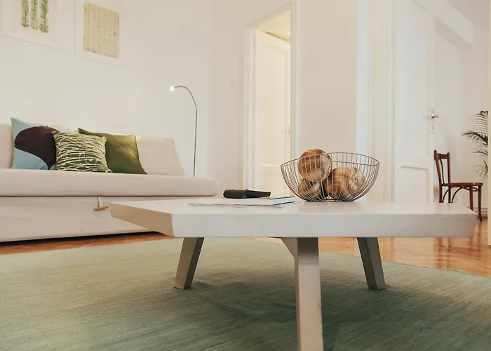 Old Town View Апартаменти Бухарест